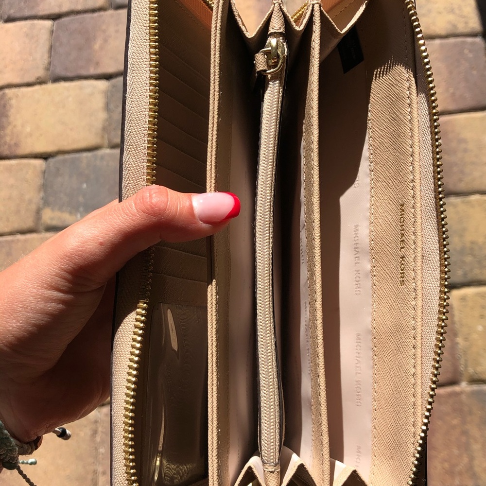 Michael Kors Leather Continental Wristlet👝 - Picture 3 of 7